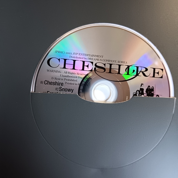 ITZY - CD & Photo Book Only - Picture 3 of 5